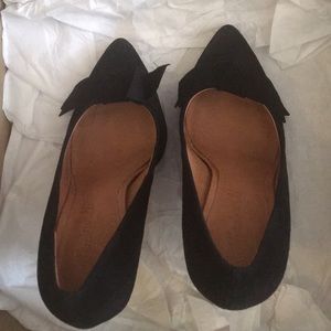 Pointed suede high heeled pumps with bow details